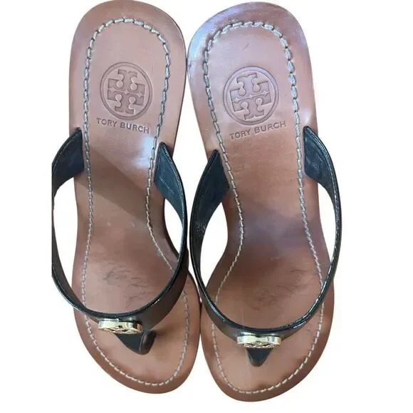 Tory Burch Cameron Sandal 7M Wedge Thong Black Patent Leather Gold Logo - Picture 5 of 9
